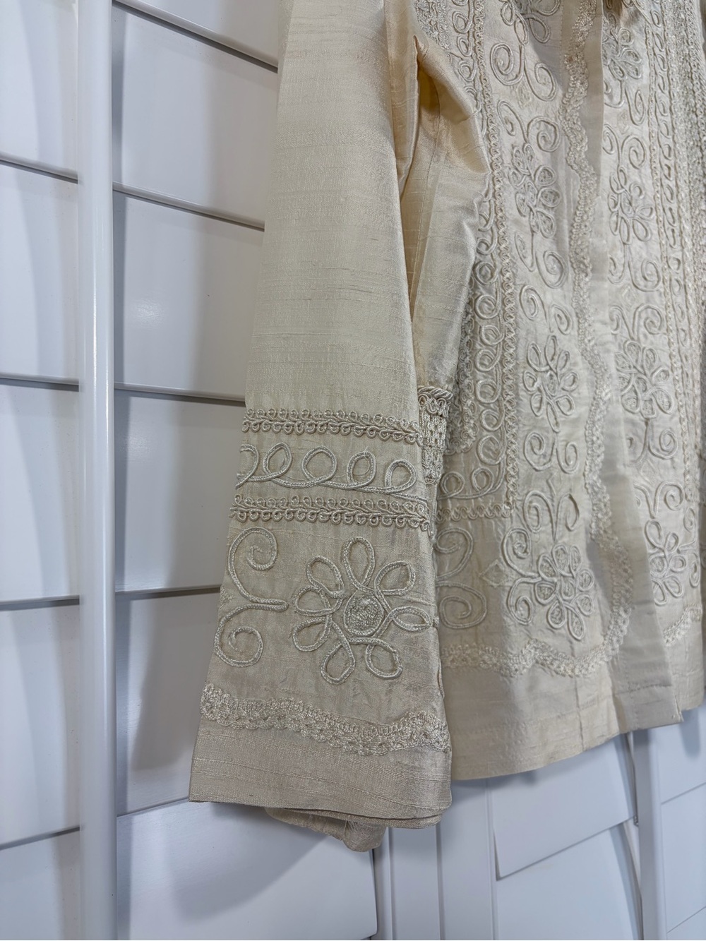 100% Silk Classic Embroidered Button-Front Cream Blouse (L) - Picture 5 of 14